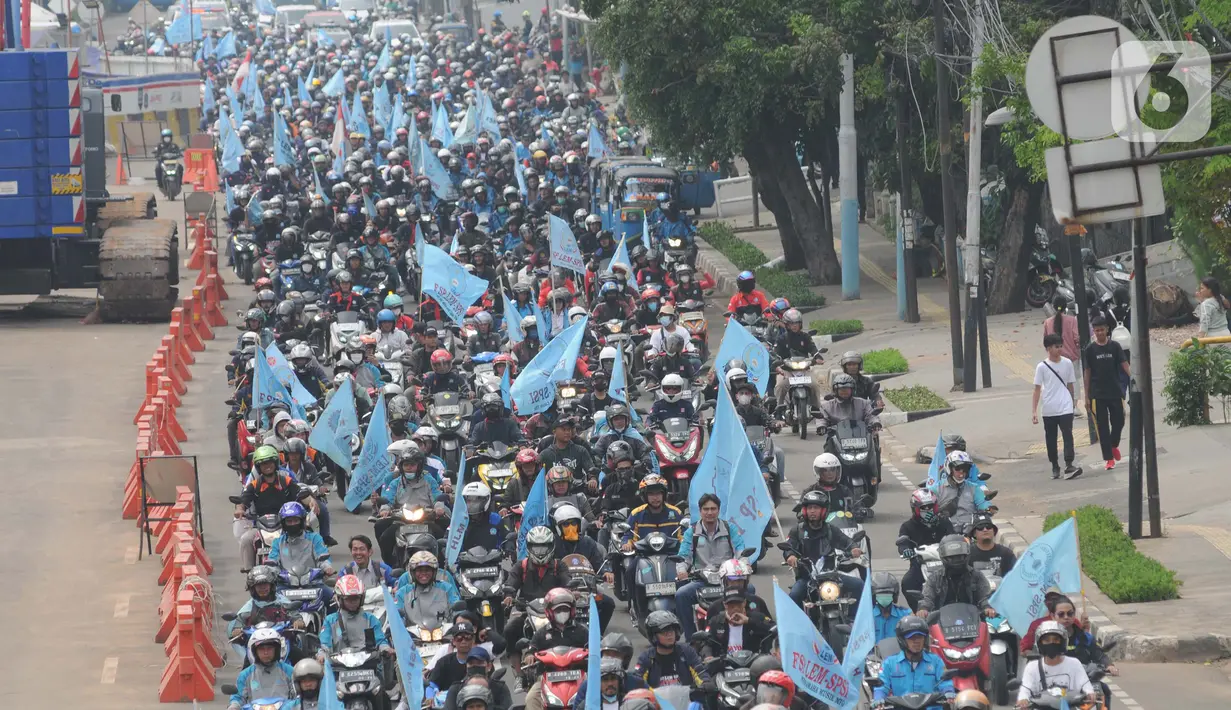 Pada kesempatan 1 Mei, iring-iringan ratusan pekerja dari Pulogadung menuju Istana